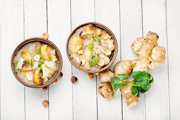 Cream soup of Jerusalem artichoke and cauliflower.Healthy eating concept.. Creamy Jerusalem artichoke soup ,model released, Symbolfoto
