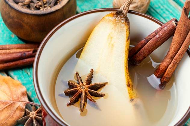 Traditional autumn alcoholic drink.Warm pear mulled wine.Pear wine with spices.. Hot pear wine. ,model released, Symbolfoto