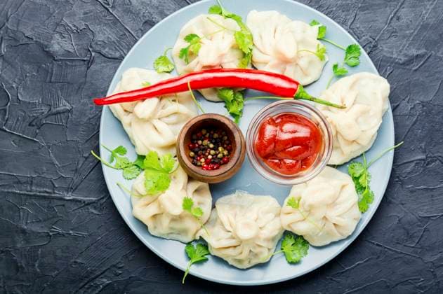 IMAGO Creative, Food, Dumplings Georgian dumplings khinkali with greens and tomato sauce.Georgian cuisine. Traditional Khinkali with meat ,model released, Symbolfoto