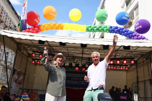 Klaus Wowereit (R) eröffnet den 30. Lesbisch-schwulen Stadtfest in Berlin Schöneberg am 20. Juli 2024. 30. Lesbisch-schwules Stadtfest in Schöneberg *** Klaus Wowereit R opens the 30 Lesbian Gay City Festival in Berlin Schöneberg on July 20, 2024 30 Lesbian Gay City Festival in Schöneberg