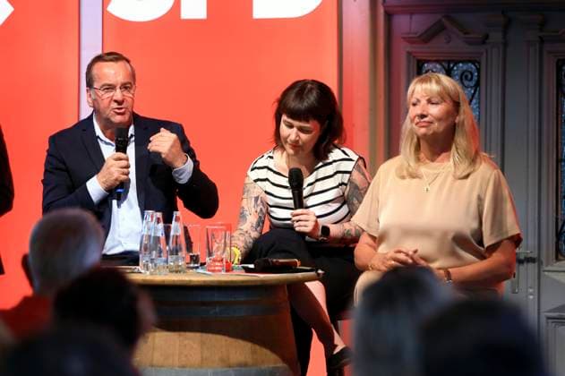 Boris Pistorius und Petra Köpping bei einer Wahlkampfveranstaltung der SPD zur Landtagswahl in Sachsen im Biergarten des Felsenkellers in Leipzig-Plagwitz. Leipzig, 22.07.2024 *** Boris Pistorius and Petra Köpping at an SPD campaign event for the state election in Saxony in the beer garden of the Felsenkeller in Leipzig Plagwitz Leipzig, 22 07 2024 Foto:xM.xWehnertx xFuturexImagex wahklkampf_pistorius_4706