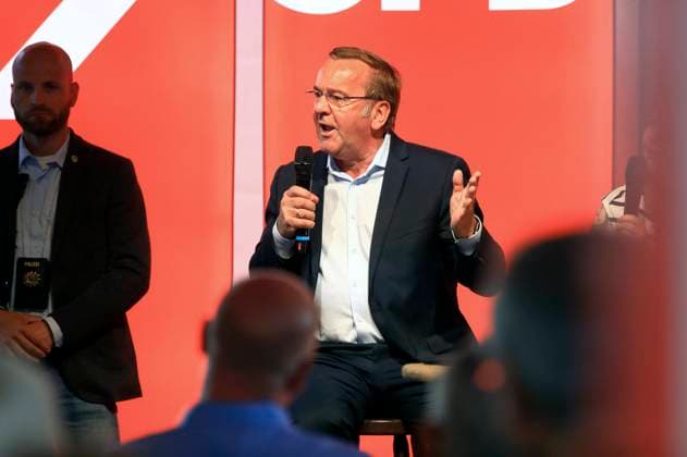 News Themen der Woche KW 30 Boris Pistorius bei einer Wahlkampfveranstaltung der SPD zur Landtagswahl in Sachsen im Biergarten des Felsenkellers in Leipzig-Plagwitz. Leipzig, 22.07.2024 *** Boris Pistorius at an SPD campaign event for the state election in Saxony in the beer garden of the Felsenkeller in Leipzig Plagwitz Leipzig, 22 07 2024 Foto:xM.xWehnertx xFuturexImagex wahklkampf_pistorius_4712