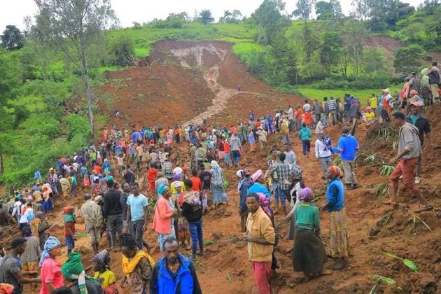 Bilder des Jahres 2024, News 07 Juli News Themen der Woche KW 30 (240723) -- ADDIS ABABA, July 23, 2024 -- People are seen at the site of a landslide in southern Ethiopia s Geze Gofa district, July 22, 2024. The death toll from a landslide in southern Ethiopia has risen to 146, local government officials said on Tuesday. The deadly landslide occurred on Monday morning at around 10:00 a.m. local time (0700 GMT) in southern Ethiopia s Geze Gofa district. (SpotNews)ETHIOPIA-GEZE GOFA-LANDSLIDE-DEATH TOLL LiuxFangqiang 