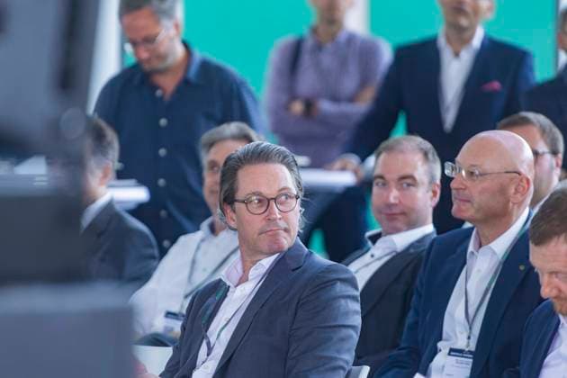 FES Präsentation des ersten Brennstoffzellen-Lkw der FES GmbH Fahrzeug-Entwicklung Sachsen. Die FES GmbH beschäftigt sich seit mehr als sieben Jahren mit der Entwicklung von Brennstoffzellensystemen sowie deren Applikation in Fahrzeugen und wird nun den ersten Lastkraftwagen, mit einem Gewicht von 18 Tonnen, im Straßenverkehr zulassen. unter den geladenen Gästen, der ehemalige Bundesverkehrsminister Andreas Scheuer. Zwickau Sachsen Deutschland *** FES Presentation of the first fuel cell truck from FES GmbH Fahrzeug Entwicklung Sachsen FES GmbH has been involved in the development of fuel cell systems and their application in vehicles for more than seven years and will now register the first truck, weighing 18 tons, on the road among t