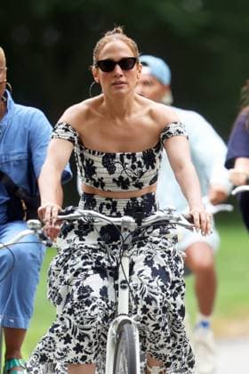 Jennifer Lopez donning floral prints and her wedding ring is seen out for a bike ride. Featuring: Jennifer Lopez Where: Hamptons, New York, United States When: 23 Jul 2024 Credit: Matt Agudo INSTARimages EDITORIAL USE ONLY. NOT FOR USE BY NEWSPAPERS BASED IN THE UK. Copyright: xx instar53975718