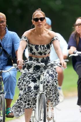 Jennifer Lopez donning floral prints and her wedding ring is seen out for a bike ride. Featuring: Jennifer Lopez Where: Hamptons, New York, United States When: 23 Jul 2024 Credit: Matt Agudo INSTARimages EDITORIAL USE ONLY. NOT FOR USE BY NEWSPAPERS BASED IN THE UK. Copyright: xx instar53975719