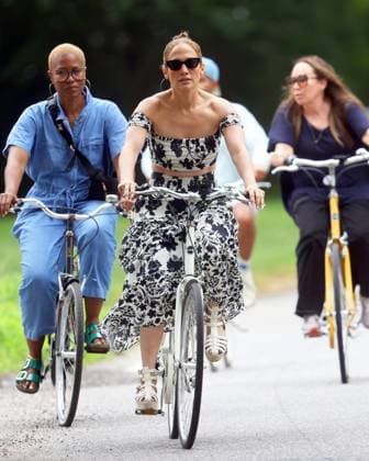 Entertainment Bilder des Tages Jennifer Lopez donning floral prints and her wedding ring is seen out for a bike ride. Featuring: Jennifer Lopez Where: Hamptons, New York, United States When: 23 Jul 2024 Credit: Matt Agudo INSTARimages EDITORIAL USE ONLY. NOT FOR USE BY NEWSPAPERS BASED IN THE UK. Copyright: xx instar53975721