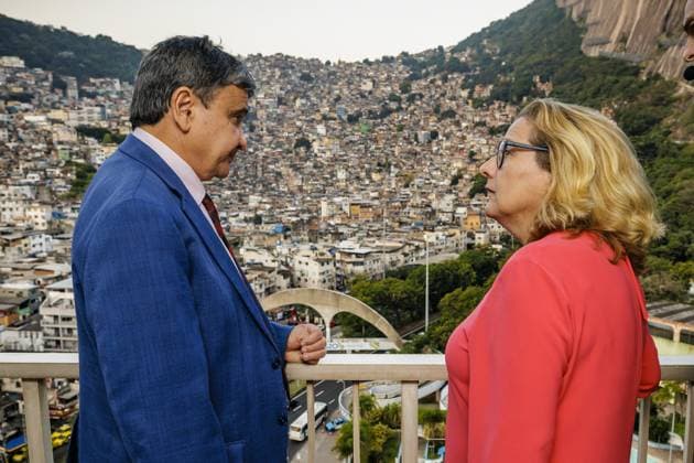 News Themen der Woche KW 30 News Bilder des Tages Svenja Schulze (SPD), Bundesministerin fuer wirtschaftliche Zusammenarbeit und Entwicklung, bei einem Besuch des Sozialhilferegistrierungszentrums ( Centro Cadastro Unico ). Hier mit dem brasilianischen Minister fuer Soziale Entwicklung, Wellington Dias vor der Favela Rocinha. Rio de Janeiro, 13.02.2013. Fotografiert im Auftrag des Bundesentwicklungsministeriums Rio de Janeiro Brasilien *** Svenja Schulze SPD , Federal Minister for Economic Cooperation and Development, during a visit to the social aid registration center Centro Cadastro Unico Here with the Brazilian Minister for Social Development, Wellington Dias in front of the favela Rocinha Rio de Janeiro, 13 02 2013 Photographed on behalf of the Federal Ministry for Economic Cooperat Copyright: xThomasxImoxBMZxphotothek.dex