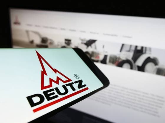 Stuttgart, Germany, 06-12-2022: Mobile phone with logo of German engine company Deutz AG on screen in front of business website. Focus on center of phone display, Europe *** Stuttgart, Germany, 06 12 2022 Mobile Phone With Logo of German Engine Company Deutz AG ON Screen in Front of Business Website Focus ON Center of Phone display, Europe Copyright: imageBROKER TimonxSchneider ibliqx10689638.jpg