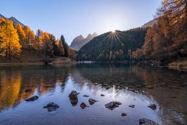 IMAGO Creative, Jahreszeit Herbst auf dem Land Switzerland, Graubunden Canton, Lai da Palpuogna at autumn sunrise, RUEF04474