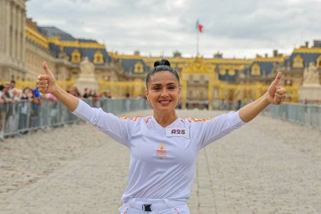 Salma Hayek carrying the Olympic flame for the Paris 2024 Olympic Games Olympics at the Versailles Palace in Yvelines Salma Hayek carrying the Olympic flame for the Paris 2024 Olympic Games Olympics at the Versailles Palace in Yvelines, France, on July 23, 2024 Dominique Jacovides Bestimage Salma Hayek carrying the Olympic flame for the Paris 2024 Olympic Games Olympics at the Versailles Palace, Yvelines, France, on July 23, 2024 Versailles France  Copyright: xDOMINIQUExJACOVIDESx xBESTIMAGExDOMINIQUExJACOVIDESx xBESTIMAGEx