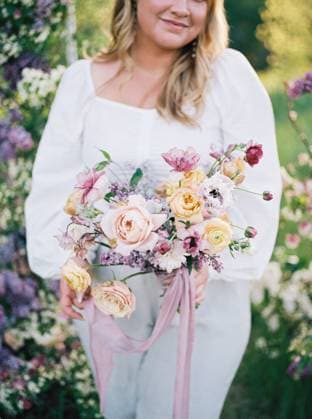 Creative Highlights Symbolfotos Woman holding a bouquet of mixed flowers outdoors Huson, Montana, United States CR_STTH240723-1493871-01 ,model released, Symbolfoto