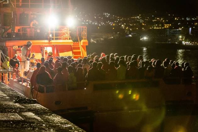 Bilder des Jahres 2024, News 07 Juli News Themen der Woche KW 30 Rescue Of A Cayuco With 140 People - Canary Islands A Salvamento Maritimo boat arrives at Arguineguin dock after rescuing a cayuco with 140 people on board, July 23, 2024, in Gran Canaria, Canary Islands (Spain). Salvamento Marítimo rescued yesterday, a dinghy with 140 people on board, all of sub-Saharan origin, south of Gran Canaria. The boat was sighted 138 miles south of the archipelago by a ship traveling from Portugal to Nigeria, giving immediate notice to Maritime Rescue. Among those rescued, there are 20 women and two minors. Photo by Europa Press Canarias ABACAPRESS.COM Gran Canaria (Canary Islands) Spain  Copyright: xEuropaxPress ABACAx