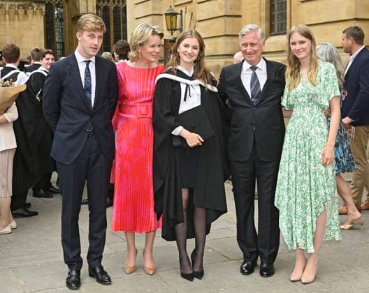 Princess Elisabeth takes part in the Oxford University graduation ceremony OXFORD, GREAT BRITAIN - JULY 23 : Princess Elisabeth, Duchess of Brabant, takes part in the Oxford University graduation ceremony at the Sheldonian Theatre in Oxford. The Princess thus officially concludes her 3-year bachelor s degree in History and Politics at Lincoln College, Oxford University. King Philippe, Queen Mathilde, Prince Emmanuel and Princess Eleonore also attended the ceremony - Family photo in the library of Lincoln College with Princess Elisabeth in her toga and with her diploma - Princess Elisabeth walks through the streets of Oxford with her fellow Lincoln College students to the Sheldonian Theatre - Graduation Ceremony at the Sheldonian Theatre  Copyright: xDidierxLebrunx