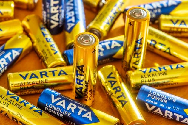 Varta Batterien, das Unternehmen steckt in der Krise, München, Juli 2024 Deutschland, Juli 2024, Varta Batterien, gebrauchte Batterien, AA, der Batteriehersteller Varta hat Finanzprobleme, der Aktienkurs ist eingebrochen, Unternehmen aus Ellwangen, Baden-Württemberg, Wirtschaft, Symbolfoto, Krise, *** Varta Batterien, the company is in crisis, Munich, July 2024 Germany, July 2024, Varta Batterien, used batteries, AA, the battery manufacturer Varta has financial problems, the share price has collapsed, company from Ellwangen, Baden Württemberg, economy, symbolic photo, crisis,