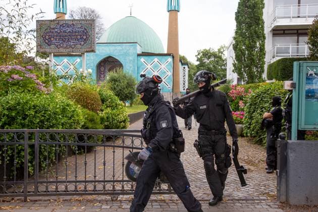 Bilder des Jahres 2024, News 07 Juli News Themen der Woche KW 30 News Bilder des Tages Islamisches Zentrum Hamburg (IZH) verboten DEU, Deutschland, Hamburg: Polizeieinsatz und Razzia beim Islamischen Zentrum Hamburg (IZH). Das Zentrum sowie weitere proiranische Einrichtungen wurden in mehreren Bundesländern verboten. Das IZH steht im Verdacht, die verbotene Terrororganisation Hisbollah unterstützt zu haben. Hamburg Hamburg Deutschland *** Islamic Center Hamburg IZH banned DEU, Germany, Hamburg Police operation and raid at the Islamic Center Hamburg IZH The center and other pro-Iranian institutions were banned in several federal states The IZH is suspected of having supported the banned terrorist organization Hezbollah Hamburg Hamburg Germany