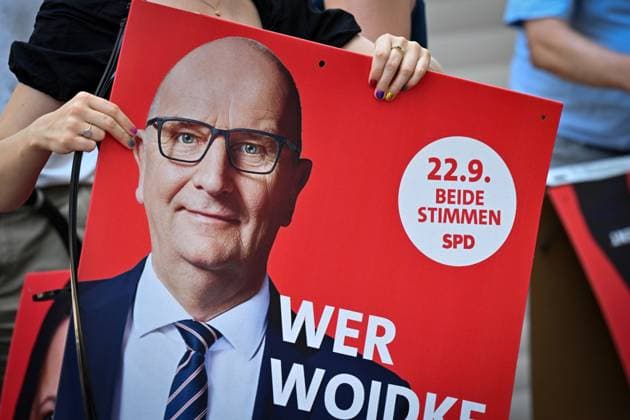 Politik SPD Wahl Wahlkampf Landtagswahl Plakat plakatieren 21.07.2024 Potsdam Landeshauptstadt Brandenburg Regine Hildebrandt Haus Wahlkampf plakatieren zur Landtagswahl Brandenburg 2024 Dr. Dietmar Woidke SPD. Ministerpräsident des Landes Brandenburg Potsdam Brandenurg GER *** politics SPD election election campaign state election poster poster 21 07 2024 Potsdam state capital Brandenburg Regine Hildebrandt house election campaign poster for state election Brandenburg 2024 Dr Dietmar Woidke SPD Minister President of the State of Brandenburg Potsdam Brandenurg GER