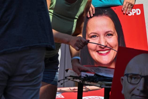 Politik SPD Wahl Wahlkampf Landtagswahl Plakat plakatieren 21.07.2024 Potsdam Landeshauptstadt Brandenburg Regine Hildebrandt Haus Wahlkampf plakatieren zur Landtagswahl Brandenburg 2024 Dr. Manja Schüle SPD. Ministerin für Wissenschaft, Forschung und Kultur des Landes Brandenburg Potsdam Brandenurg GER *** Politics SPD election election campaign state election poster poster 21 07 2024 Potsdam state capital Brandenburg Regine Hildebrandt house election campaign poster for the state election Brandenburg 2024 Dr Manja Schüle SPD Minister for Science, Research and Culture of the State of Brandenburg Potsdam Brandenurg GER