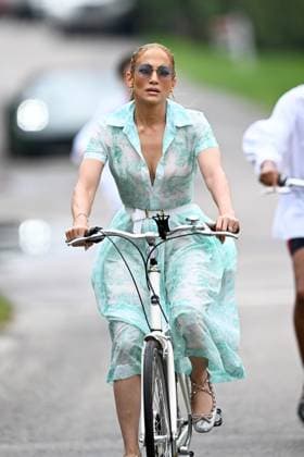 Jennifer Lopez out for a bike ride. Featuring: Jennifer Lopez Where: Bridgehampton, New York, United States When: 24 Jul 2024 Credit: Ordonez Agudo INSTARimages.com EDITORIAL USE ONLY. NOT FOR USE BY NEWSPAPERS BASED IN THE UK. Copyright: xOrdonez Agudox instar53977872