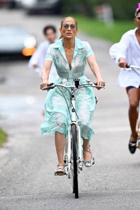 Jennifer Lopez out for a bike ride. Featuring: Jennifer Lopez Where: Bridgehampton, New York, United States When: 24 Jul 2024 Credit: Ordonez Agudo INSTARimages.com EDITORIAL USE ONLY. NOT FOR USE BY NEWSPAPERS BASED IN THE UK. Copyright: xOrdonez Agudox instar53977875