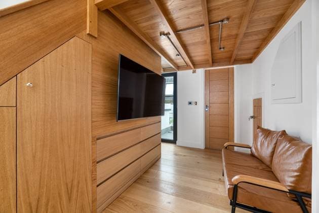 Super modern studio flat full of luxuries being rented out for Â£2,100 a month¦but tenants can™t sit up in bed Story from Jam Press (Luxury Studio) Pictured: Inside the super modern studio flat available to rent. The sleeping area however leaves little room for tenants. Super modern studio flat full of luxuries being rented out for Â£2,100 a month¦but tenants can™t sit up in bed A super modern studio flat full of luxuries is being rented out for Â£2,100 a month, but tenants still have to crawl in and out of bed. The high spec, trendy pad is only suitable for one tenant. It has oak flooring with heating underneath and vacuum sealed, noise reduction glass. There is a 55 inch TV included and a private patio terrace. The kitchen  Copyright: xJamxPress OpenRent