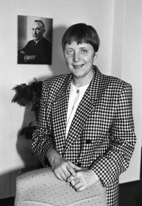 Archivbilder der Woche KW30 Deutschland, Bonn, 09.02.1994 Archiv.: 46-13-10 Fuer ihr Archiv! Foto: Angela Merkel, Bundesministerin fuer Frauen und Jugend Fuer Ihr Archiv! *** Germany, Bonn, 09 02 1994 Archive 46 13 10 For your archive Photo Angela Merkel, Federal Minister for Women and Youth For your archive