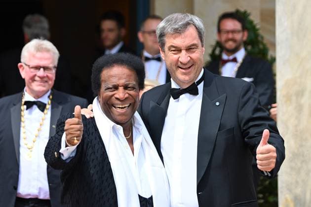 Entertainment Themen der Woche KW 30 Entertainment Bilder des Tages v.re:Markus SOEDER (Ministerpraesident Bayern und CSU Vorsitzender), Roberto BLANCO (Schlagersaenger). Eroeffnung der Bayreuther Richard Wagner Festspiele 2024 Roter Teppich am 25.07.2024. Gruener Huegel, *** v re Markus SOEDER State Premier of Bavaria and CSU Chairman , Roberto BLANCO Schlagersaenger Opening of the Bayreuth Richard Wagner Festival 2024 Red Carpet on 25 07 2024 Gruene Huegel,
