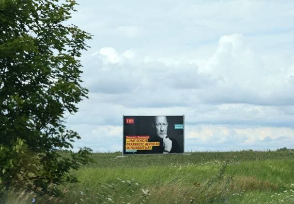 Wahlplakate 24.07.2024, Frohndorf, Wahlplakat zur Landtagswahl am 01.09.2024 in Thueringen im Bild: Grossflaechenplakat der FDP auf einem Feld - Thomas L. Kemmerich - Hat schon gearbeitet, bevor er mitgeredet hat *** Election posters 24 07 2024, Frohndorf, election poster for the state election on 01 09 2024 in Thuringia in the picture Large FDP poster on a field Thomas L Kemmerich Has already worked before he has joined in the conversation