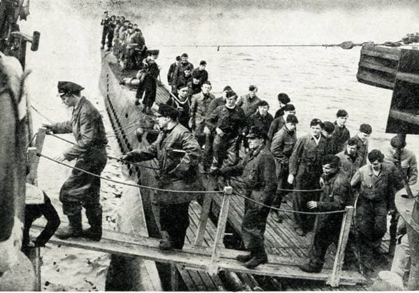 RECORD DATE NOT STATED German U-boats surrender, end of WW2 German U-boats surrender, 10 May 1945, end of WW2 - crew of the captured U249 board a British ship at Portland Harbour. It was one of around 70 U-boats still at sea at the time of the German surrender. Date: 1945  Copyright: Copyrightx(c)Geminix2023.xCredit:xGemini 13658326