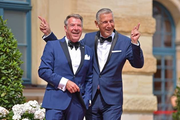 Entertainment Themen der Woche KW 30 Entertainment Bilder des Tages Patrick Lindner mit Ehemann Peter Schaefer bei der Eröffnung der Bayreuther Festspiele im Festspielhaus in Bayreuth am 25.07.2024 *** Patrick Lindner with husband Peter Schaefer at the opening of the Bayreuth Festival in the Festspielhaus in Bayreuth on 25 07 2024