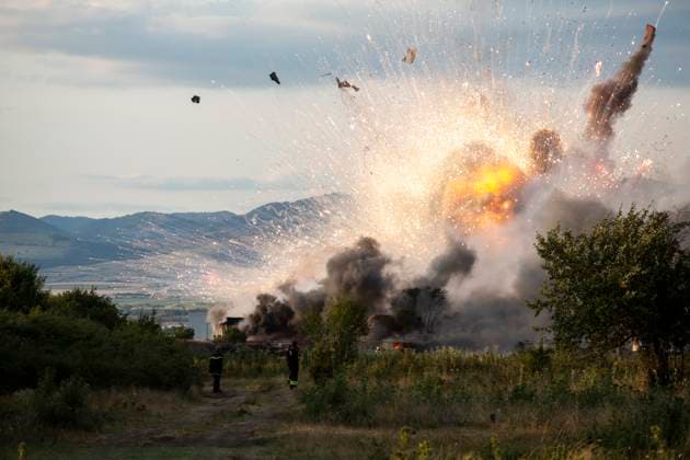 Bilder des Jahres 2024, News 07 Juli News Themen der Woche KW 30 News Bilder des Tages Explosion And Fire In Firework Warehouses In Bulgaria. An explosion and fire are occurring in firework warehouses near the village of Elin Pelin Station, 30 kilometers from Sofia, Bulgaria, on July 25, 2024. Two people are injured and are in critical condition. The authorities are declaring a partial state of emergency in the town of Elin Pelin, as well as in the villages of Gara Elin Pelin and Novi Khan. village of Gara Elin Pelin Bulgaria  Copyright: xHristoxVladevx originalFilename: vladev-notitle240725_npU56.jpg