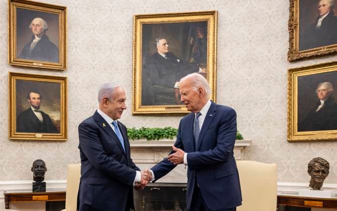 News Themen der Woche KW 30 July 25, 2024, Washington, District Of Columbia, USA: United States President JOE BIDEN and Prime Minister BENJAMIN NETANYHU of Israel shake hands as they meet for a bilateral meeting in the Oval Office of the White House. Washington USA - ZUMAs152 20240725_new_s152_002 Copyright: xSamuelxCorum POOLx