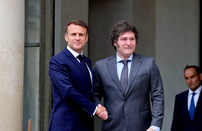 News Themen der Woche KW 30 News Bilder des Tages DJ The Argentine President Javier Milei and his wife Karina welcomed by President Emmanuel Macron on the porch of the ElysÃ e Palace in Paris Emmanuel Macron and Javier Milei The Argentine President and his wife welcomed by the French President on the porch of the ElysÃ e Palace in Paris On 26 July 2024 Dominique Jacovides Bestimage The President of Argentina and his wife welcomed by the French President on the porch of the ElysÃ e Palace in Paris On 26 July 2024 Paris France  Copyright: xDOMINIQUExJACOVIDESx xBESTIMAGExDOMINIQUExJACOVIDESx xBESTIMAGEx