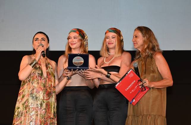 Taormina,Italy TAOMODA 2024 fashion shows show stylists Teatro Antico In the photo:Chiara and Elena Palma Lepalme Tao Award with Agata Patrizia Saccone President TAOMODA WEEk,Cinzia Malvini  Copyright: xNickxZonnax xipa-agency.netx xNickxZonnax IPA_Agency_IPA48278023