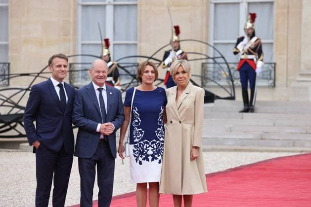 News Themen der Woche KW 30 News Bilder des Tages Emmanuel and Brigitte Macron welcome the heads of state and government attending the opening ceremony of the Paris 2024 Olympic Games JO , at the Palais de lElysÃ e Olaf Scholz Chancellor of Germany and his wife Britta Ernst Emmanuel Macron, President of the French Republic, and First Lady Brigitte Macron, welcome the heads of state and government present in Paris for the opening ceremony of the Paris 2024 Olympic Games JO This reception will be an opportunity for France to deliver a message of peace and tolerance as 10,500 athletes from around the world gather to take part in the greatest international sporting event Paris has to offer, July 26th, 2024 Dominique Jacovides Bestimage Emmanuel Macron, President of the French Republic, and th  Copyright: xDOMINIQUExJACOVIDESx xBESTIMAGExDOMINIQUExJACOVIDESx xBESTIMAGEx