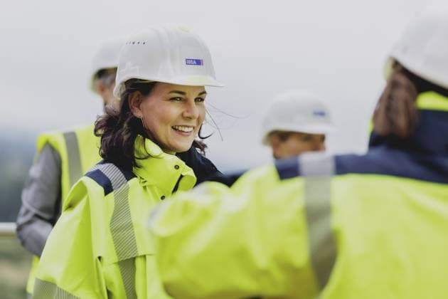 News Themen der Woche KW 30 News Bilder des Tages Annalena Baerbock (Buendnis 90 Die Gruenen), Bundesaussenministerin, aufgenommen im Rahmen eines Besuches einer Container-Bruecke des Container-Terminals Altenwerder waehrend der Deutschlandreise der Aussenministerin in Hamburg, 26.07.2024. Fotografiert im Auftrag des Auswaertigen Amtes. Hamburg Deutschland *** Annalena Baerbock Buendnis 90 Die Gruenen , Federal Foreign Minister, photographed during a visit to a container gantry crane at the Container Terminal Altenwerder during the Foreign Ministers trip to Germany in Hamburg, 26 07 2024 Photographed on behalf of the Foreign Office Hamburg Germany Copyright: xFlorianxGaertnerxAAxphotothek.dex