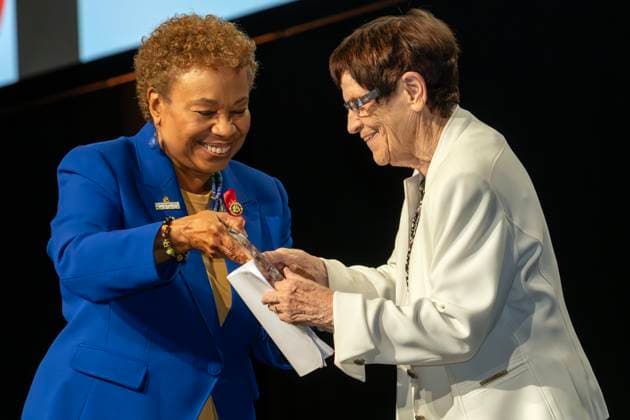 Rita Süssmuth receives Political Leadership Award from Barb