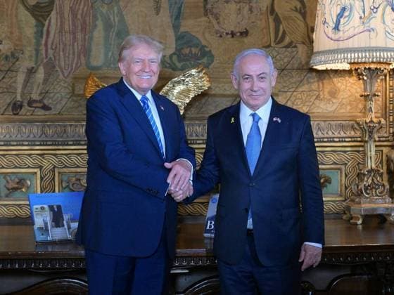 Bilder des Jahres 2024, News 07 Juli News Themen der Woche KW 30 News Bilder des Tages July 26, 2024, Palm Beach, Florida, USA: Former US President and Republican candidate for 2024 presidential elections, DONALD TRUMP, hosts Israeli Prime Minister BENJAMIN NETANYAHU at Mar a Lago, Florida. Palm Beach USA - ZUMAi99_ 20240726_zip_i99_001 Copyright: xAmosxBenxGershom IsraelxGpox