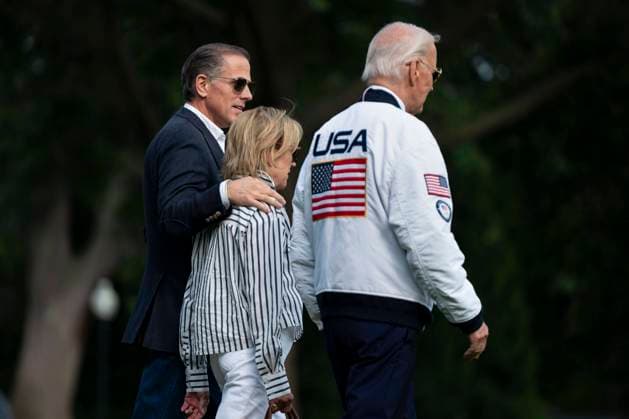 News Themen der Woche KW 30 News Bilder des Tages President Joe Biden, wearing a Team USA jacket, walks with Valerie Biden Owens and Hunter Biden to board Marine One en route to Camp David at the White House in Washington, DC on Friday, July 26, 2024. The 2024 Paris Olympics will take place from July 26 to August 11.  WAP20240726332 BONNIExCASH