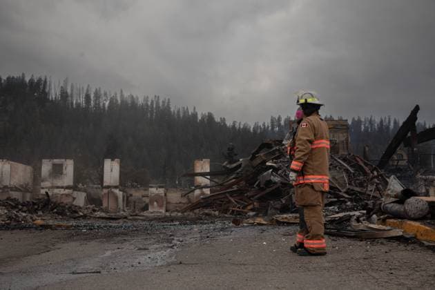 News Bilder des Tages July 26, 2024, Jasper, Ab, CANADA: Fire crews work to put out hotspots in the Maligne Lodge in Jasper, Alta., on Friday July 26, 2024. Wildfires encroaching into the townsite of Jasper forced an evacuation of the national park and have destroyed over 300 of the town s approximately 1100 structures, mainly impacting residential areas. Jasper CANADA  - ZUMAc35_ 20240726_zaf_c35_187 Copyright: xAmberxBrackenx