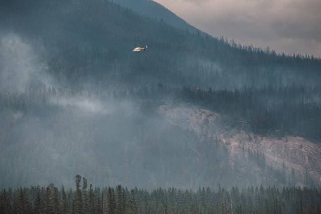 July 26, 2024, Jasper, Ab, CANADA: A helicopter works a forest fire outside of Jasper, Alta., on Friday July 26, 2024. Wildfires encroaching into the townsite of Jasper forced an evacuation of the national park and have destroyed over 300 of the town s approximately 1100 structures, mainly impacting residential areas. Jasper CANADA  - ZUMAc35_ 20240726_zaf_c35_192 Copyright: xAmberxBrackenx