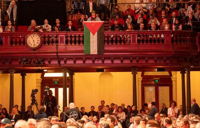 Bilder des Jahres 2024, News 07 Juli News Themen der Woche KW 30 News Bilder des Tages PRO-PALESTINE RALLY SYDNEY, The Palestinian flag is shown by a member during Australian Prime Minister Anthony Albanese address to the NSW Labor conference in Sydney, Saturday, July 27, 2024. ( NO ARCHIVING, EDITORIAL USE ONLY, NO USE IN BOOKS WITHOUT CONSENT SYDNEY NSW AUSTRALIA  Copyright: xJEREMYxPIPERx 20240727171207802012