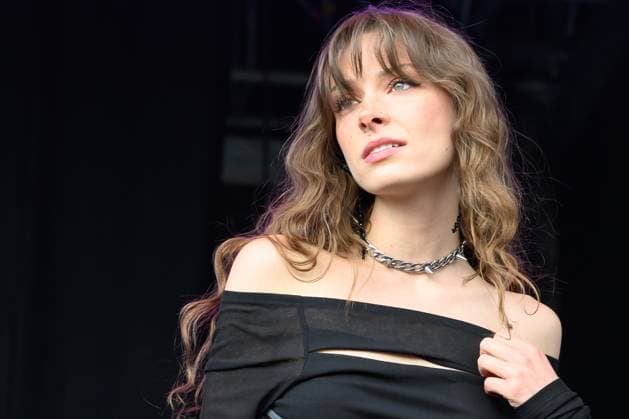 Holly Humberstone at Truck Festival - Friday 26th July 2024 Holly Humberstone at Truck Festival - Friday 26th July 2024 Truck Festival 2023 will take place in the idyllic Oxfordshire countryside from 26 to 28 July 2024. Often described as the Godfather of the small music festivals, the Truck Festival has been featuring some of the biggest and best emerging artists since 1998. The festival takes place at Hill Farm, Steventon, Oxfordshire, OX13 6AB. Photography by Hannah Meadows for RETNA, Credit:Hannah Meadows Photography Avalon  Copyright: xHannahxMeadowsxPhotographyx xAvalonx 0892983743
