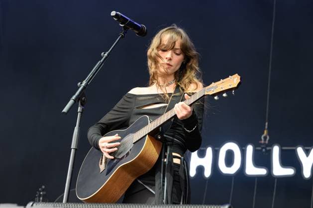 Holly Humberstone at Truck Festival - Friday 26th July 2024 Holly Humberstone at Truck Festival - Friday 26th July 2024 Truck Festival 2023 will take place in the idyllic Oxfordshire countryside from 26 to 28 July 2024. Often described as the Godfather of the small music festivals, the Truck Festival has been featuring some of the biggest and best emerging artists since 1998. The festival takes place at Hill Farm, Steventon, Oxfordshire, OX13 6AB. Photography by Hannah Meadows for RETNA, Credit:Hannah Meadows Photography Avalon  Copyright: xHannahxMeadowsxPhotographyx xAvalonx 0892983951