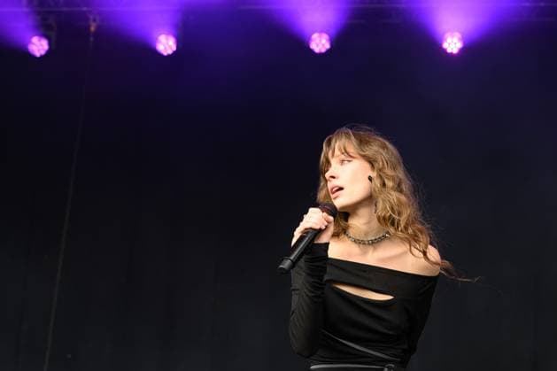 Holly Humberstone at Truck Festival - Friday 26th July 2024 Holly Humberstone at Truck Festival - Friday 26th July 2024 Truck Festival 2023 will take place in the idyllic Oxfordshire countryside from 26 to 28 July 2024. Often described as the Godfather of the small music festivals, the Truck Festival has been featuring some of the biggest and best emerging artists since 1998. The festival takes place at Hill Farm, Steventon, Oxfordshire, OX13 6AB. Photography by Hannah Meadows for RETNA, Credit:Hannah Meadows Photography Avalon  Copyright: xHannahxMeadowsxPhotographyx xAvalonx 0892983777