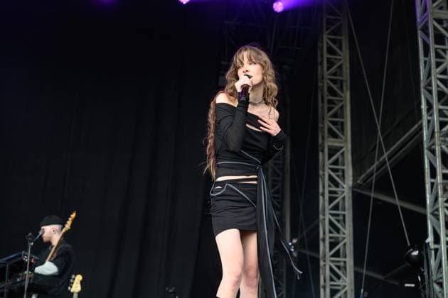 Holly Humberstone at Truck Festival - Friday 26th July 2024 Holly Humberstone at Truck Festival - Friday 26th July 2024 Truck Festival 2023 will take place in the idyllic Oxfordshire countryside from 26 to 28 July 2024. Often described as the Godfather of the small music festivals, the Truck Festival has been featuring some of the biggest and best emerging artists since 1998. The festival takes place at Hill Farm, Steventon, Oxfordshire, OX13 6AB. Photography by Hannah Meadows for RETNA, Credit:Hannah Meadows Photography Avalon  Copyright: xHannahxMeadowsxPhotographyx xAvalonx 0892983793