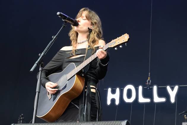 Holly Humberstone at Truck Festival - Friday 26th July 2024 Holly Humberstone at Truck Festival - Friday 26th July 2024 Truck Festival 2023 will take place in the idyllic Oxfordshire countryside from 26 to 28 July 2024. Often described as the Godfather of the small music festivals, the Truck Festival has been featuring some of the biggest and best emerging artists since 1998. The festival takes place at Hill Farm, Steventon, Oxfordshire, OX13 6AB. Photography by Hannah Meadows for RETNA, Credit:Hannah Meadows Photography Avalon  Copyright: xHannahxMeadowsxPhotographyx xAvalonx 0892983929