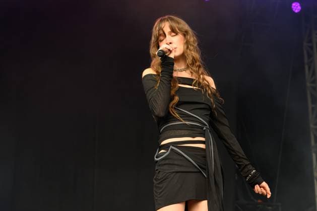 Holly Humberstone at Truck Festival - Friday 26th July 2024 Holly Humberstone at Truck Festival - Friday 26th July 2024 Truck Festival 2023 will take place in the idyllic Oxfordshire countryside from 26 to 28 July 2024. Often described as the Godfather of the small music festivals, the Truck Festival has been featuring some of the biggest and best emerging artists since 1998. The festival takes place at Hill Farm, Steventon, Oxfordshire, OX13 6AB. Photography by Hannah Meadows for RETNA, Credit:Hannah Meadows Photography Avalon  Copyright: xHannahxMeadowsxPhotographyx xAvalonx 0892983988