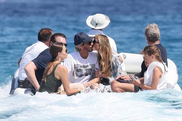 Entertainment Themen der Woche KW 30 Entertainment Bilder des Tages Adrien Brody et sa compagne Georgina Chapman sembrassent en arrivant au Club 55 Ã Saint Tropez Adrien Brody and his partner Georgina Chapman kiss upon arriving at Club 55 in Saint Tropez on July 27, 2024 Adrien Brody and his partner Georgina Chapman kiss upon arriving at Club 55 in Saint Tropez on July 27, 2024 Saint Tropez France  Copyright: xAgencex xBestimagexAgencex xBestimagex