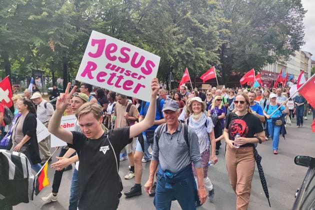 Bilder des Jahres 2024, News 07 Juli News Themen der Woche KW 30 News Bilder des Tages Berlin, Deutschland, 27.07.2024: Kreuzberg: Demo unter dem Motto Marsch für Freiheit : Streng religiöse Menschen ziehen über die Oranienstraße. Auf Flyern und Bannern wird Werbung für Mission Berlin gemacht, die zugehörige Website weist als Betreiber aus Miracle Center Church Berlin e.V. , Verantwortlicher Jimmy Ntale, Lead Pastor MCC Berlin; auf Fahnen und Bannern ist zu lesen Jesus ist König oder Jesus ist unser Retter *** Berlin, Germany, 27 07 2024 Kreuzberg Demonstration under the motto March for Freedom Strictly religious people march along Oranienstraße Flyers and banners advertise Mission Berlin, the associated website shows the operator as Miracle Center Church Berlin e V , responsible Jimmy Ntale, Lead Pastor MCC Berlin on Copyright: xdtsxNachrichtenagenturx dts_44062